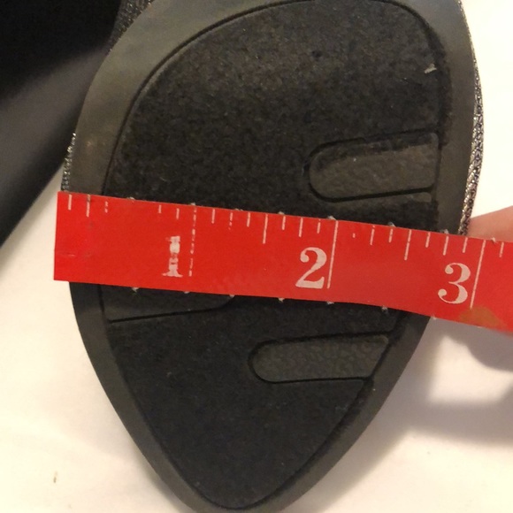 🎉5/$15🎉 ✨HP✨ FERGALICIOUS BY FERGIE ROCKIN’ BLACK PEEP HOLE PUMPS (39) - Picture 12 of 13